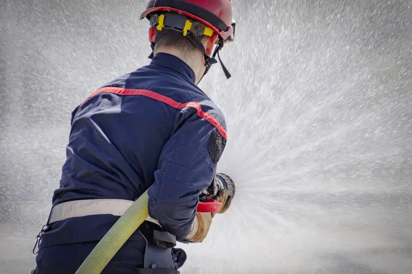 Человек Держащий Пожарный Шланг Время Учений — стоковое фото