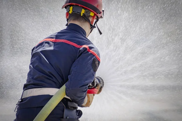 Persona Sosteniendo Una Manguera Fuego Durante Taladro — Foto de Stock