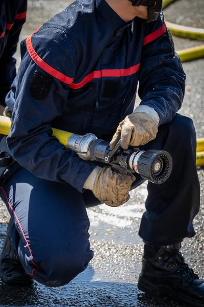 Persona Sosteniendo Una Manguera Fuego Durante Taladro — Foto de Stock