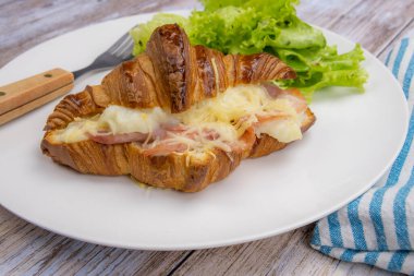 Fırında jambonlu kruvasan ve salata.