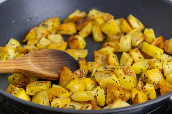 用香草在平底锅中煮熟的切碎马铃薯 — 图库照片