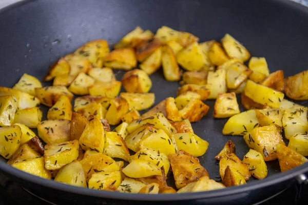 用香草在平底锅中煮熟的切碎马铃薯 — 图库照片