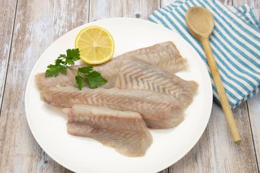 Tabaktaki çiğ balık filetosunun üst görüntüsü