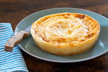 Masadaki bir tabakta hamur tatlısı.