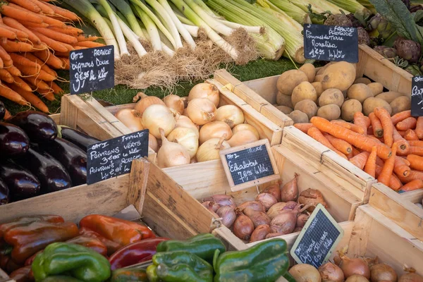 Pazarda taze sebze tezgahı