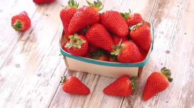 Masadaki tepside çilek