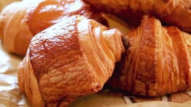 Ay çöreği ve çikolatalı ekmek.