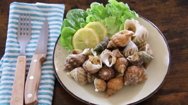 Filhotes Cozidos Prato Com Salada Limão — Vídeo de Stock