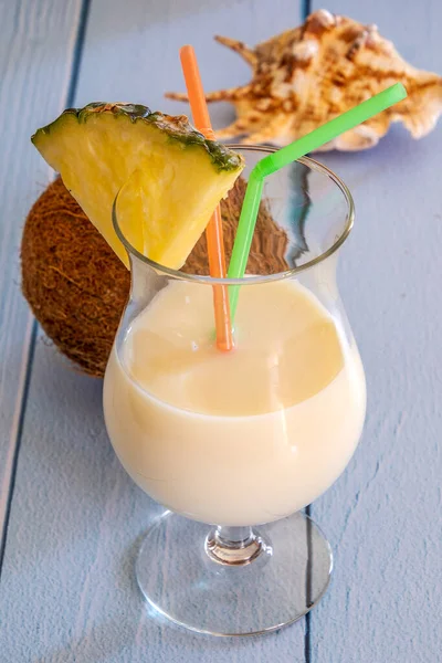 Vidro Pina Colada Uma Mesa Com Coco Uma Concha — Fotografia de Stock