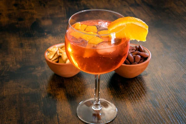 Cocktail Sul Tavolo Con Ghiaccio Arancia — Foto Stock