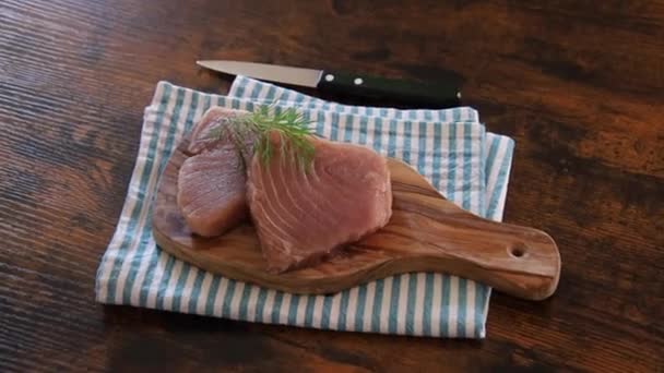 Syrový Steak Tuňáka Dřevěné Desce — Stock video