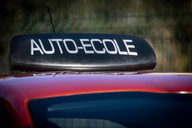 Bir arabanın sürücü kursuna yakın dur.