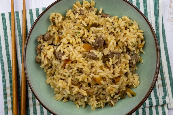 Rindfleisch Gebratenen Reis Einem Teller Auf Einem Tisch — Stockfoto