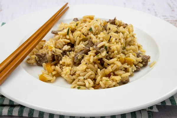Rindfleisch Gebratenen Reis Einem Teller Auf Einem Tisch — Stockfoto