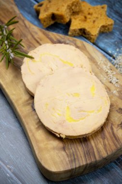 Tahtada kaz ciğeri dilimleri