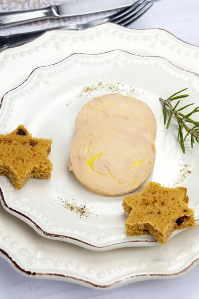 Kawałki Foie Gras Talerzu Piernikiem — Zdjęcie stockowe