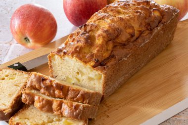 Tahtada kesilmiş elmalı pasta.