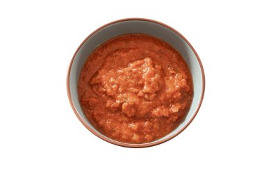Beyaz arka planda izole edilmiş lezzetli domates soslu kase.