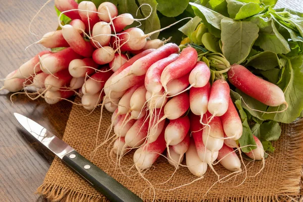 Frische Radieschen Auf Holztisch — Stockfoto