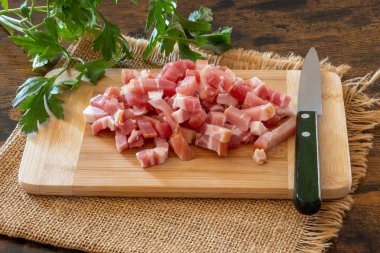 Tahta masada doğranmış pastırma ve maydanoz.