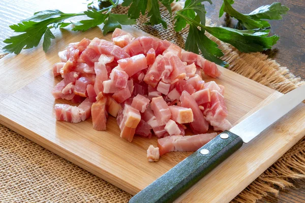 Tahta masada doğranmış pastırma ve maydanoz.