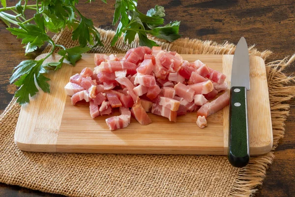 Tahta masada doğranmış pastırma ve maydanoz.