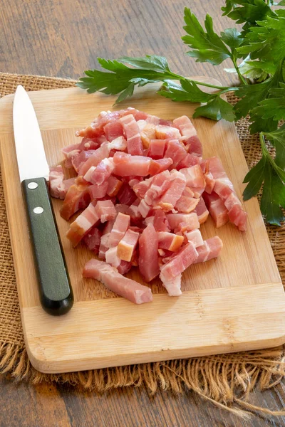 Tahta masada doğranmış pastırma ve maydanoz.