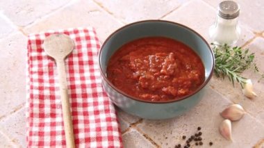 Sarımsak ve bitkilerle domates sosu.