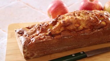 Tahtadaki elmalı pasta.