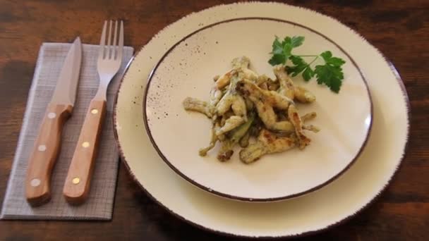 Frog Legs Cooked Parsley Plate French Cuisine — Vídeos de Stock