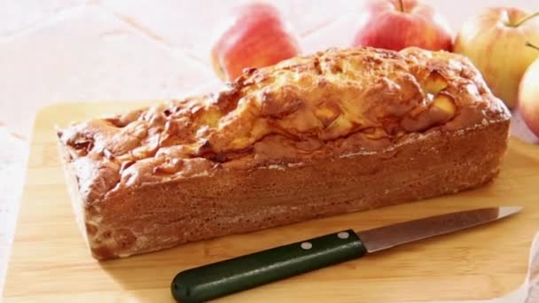 木の板にりんごケーキ — ストック動画
