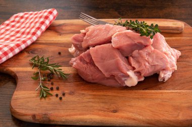 Tahtadaki çiğ dana eti.