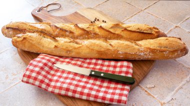 Tahtadaki baget ekmeğin üst görüntüsü