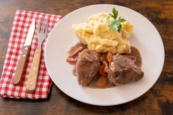 Tavuğun tepesinde tepside patates püresi