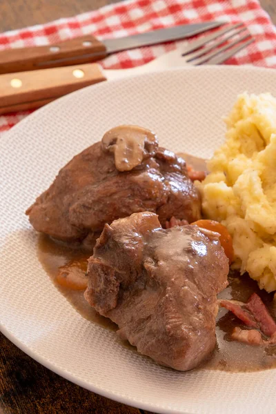 Bir tabak püresi olan horoza yakın çekim