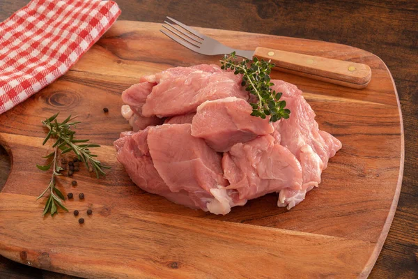 Tahtadaki çiğ dana eti.