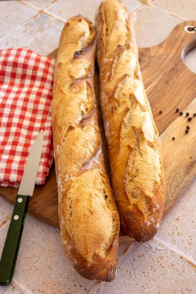Tahtadaki baget ekmeğin üst görüntüsü