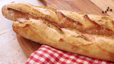 Fransız ekmeği ve mutfak örtüsü.