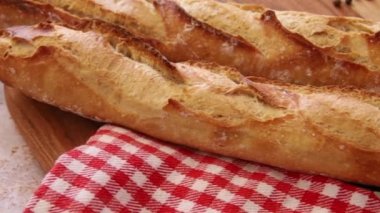 Fransız ekmeği ve mutfak örtüsü.