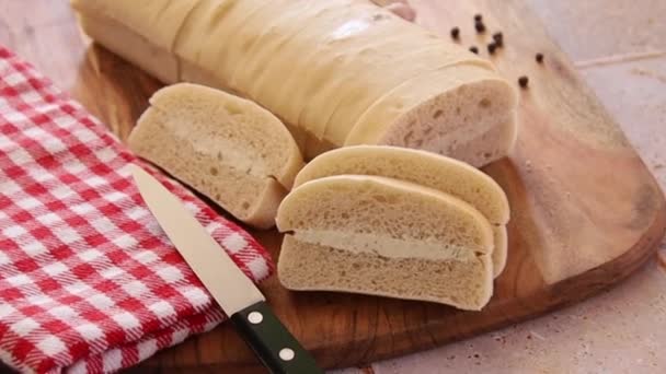 Bread Topped Garlic Wooden Board — 비디오