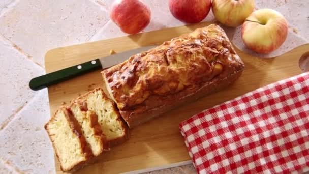 Cut Apple Cake Wooden Board — Stockvideo