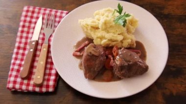 Şarap soslu horoz ve patates püresi.