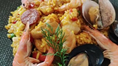 Tabaktaki paella 'yı kapat.