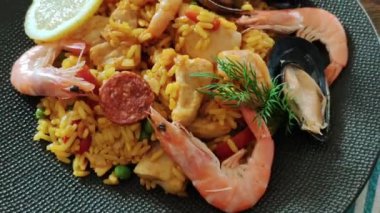 Tabaktaki paella 'yı kapat.