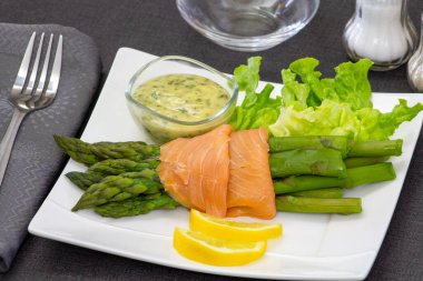 Kuşkonmaz, sos ve limonlu somon filetosu.