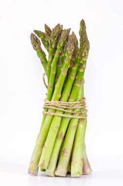 Taze yeşil kuşkonmaz beyaz arka planda izole