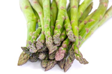 Taze yeşil kuşkonmaz beyaz arka planda izole