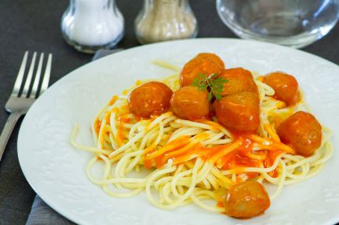 Köfte ve domates soslu spagetti.