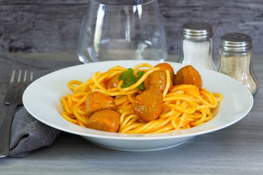 Spagetti köfte beyaz plaka ile