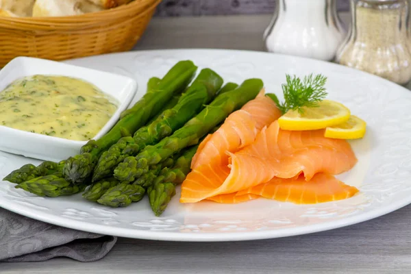 Kuşkonmaz, sos ve limonlu somon filetosu.